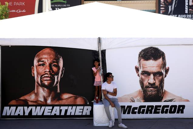 Fãs aguardam o confronto entre Floyd Mayweather e Conor McGregor, na Mobile Arena, em Las Vegas - 26/08/2017 Fãs aguardam o confronto entre Floyd Mayweather e Conor McGregor, na Mobile Arena, em Las Vegas - 26/08/2017