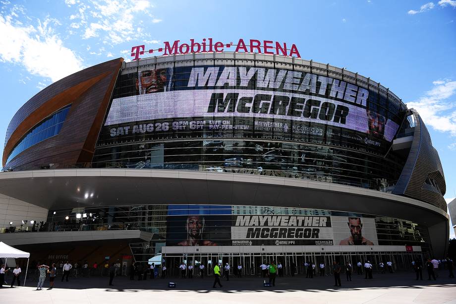 Fãs aguardam o confronto entre Floyd Mayweather e Conor McGregor, na Mobile Arena, em Las Vegas - 26/08/2017