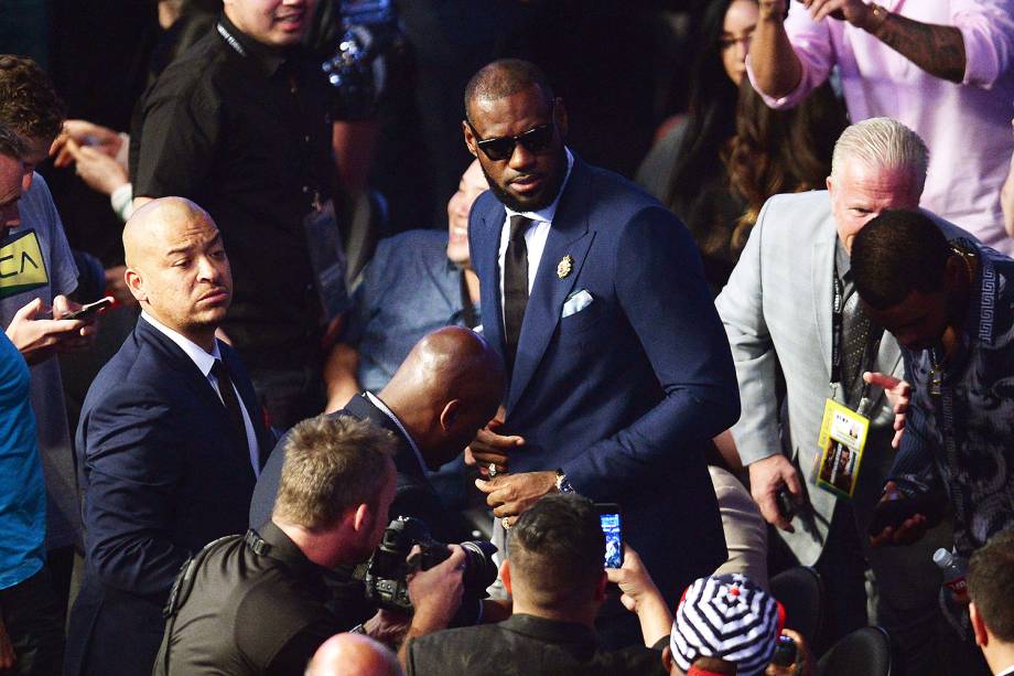 LeBron James acompanha o confronto entre Floyd Mayweather e Conor McGregor, na Mobile Arena, em Las Vegas - 26/08/2017