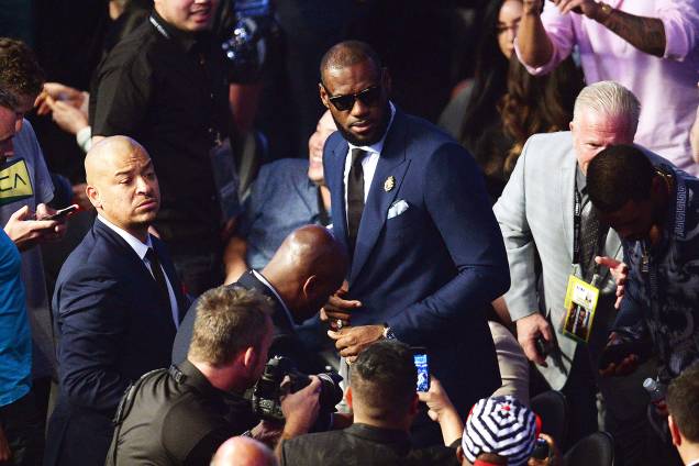LeBron James acompanha o confronto entre Floyd Mayweather e Conor McGregor, na Mobile Arena, em Las Vegas - 26/08/2017 LeBron James acompanha o confronto entre Floyd Mayweather e Conor McGregor, na Mobile Arena, em Las Vegas - 26/08/2017