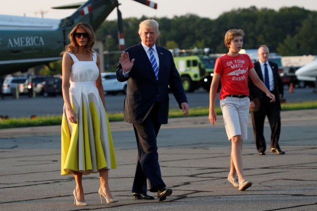 O presidente norte-americano Donald Trump caminha com a esposa Melania e o filho Barron pelo aeroporto da Força Aérea One em Morristown, Nova Jersey - 20/08/2017