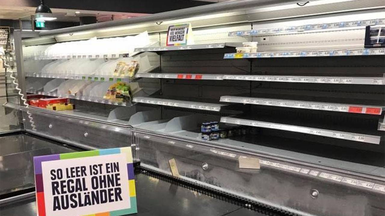 Prateleiras vazias em um supermercado na Alemanha