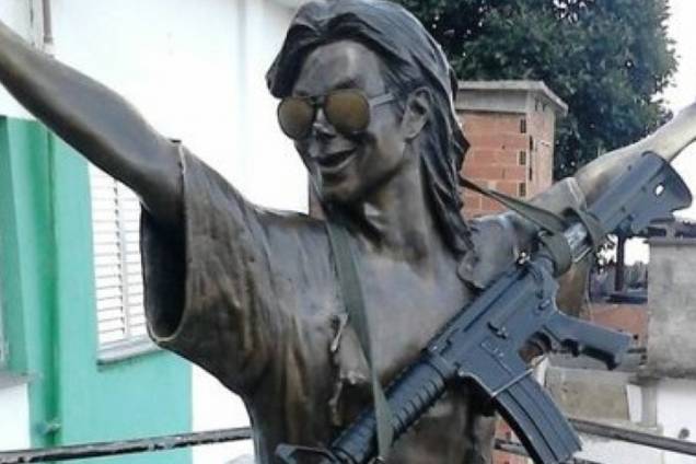 Foto da estátua de Michael Jackson com um fuzil, no Morro Dona Marta - 14/08/2017