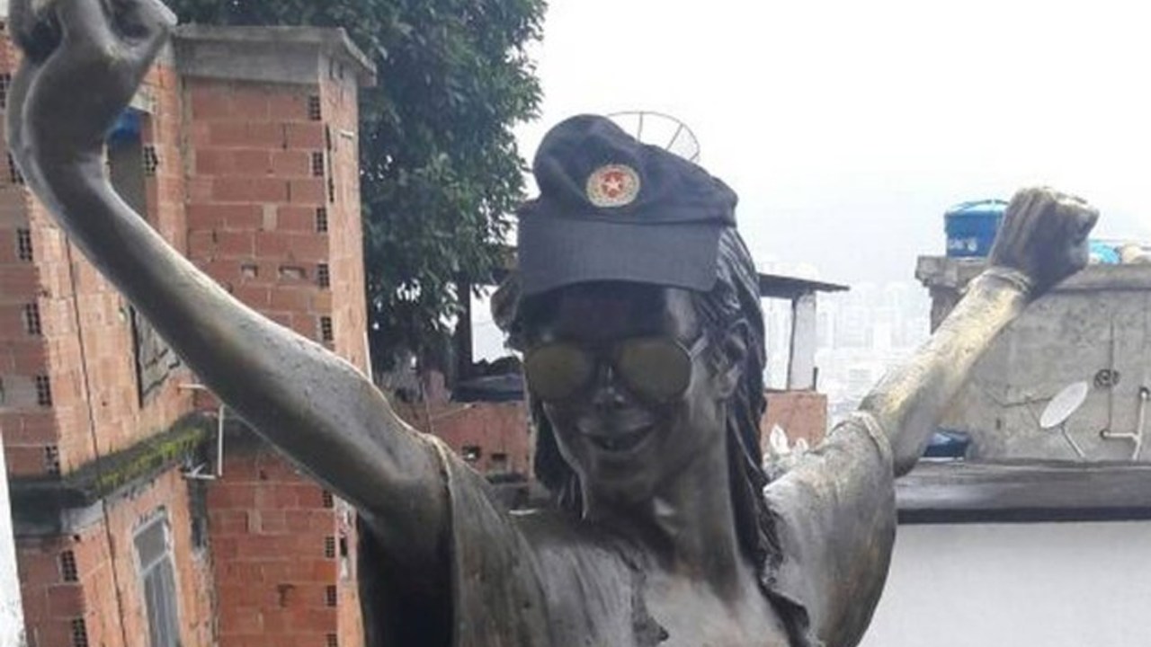 Estátua de Michael Jackson no Morro Dona Marta, no Rio de Janeiro, é vista com um boné da PM nesta sexta (18)