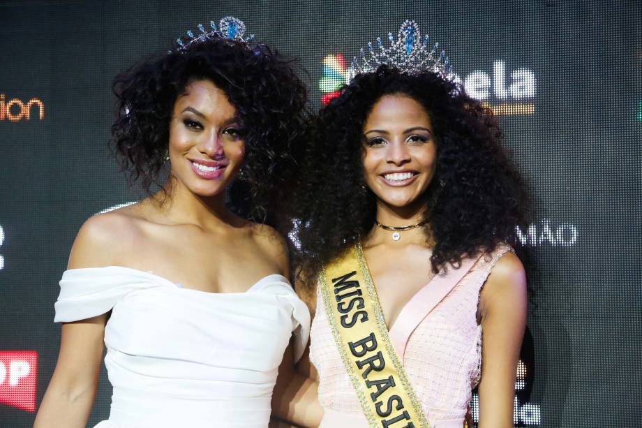 A ex-Miss Brasil Raissa Santanta ao lado candidata do estado do Piauí, Monalysa Alcântara, vencedora o do concurso  2017 em Ilhabela (SP)