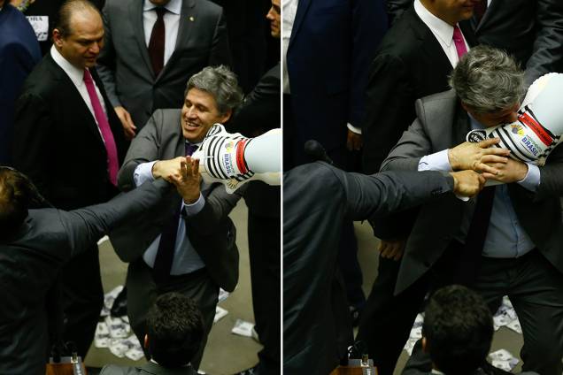 O deputado Paulo Teixeira (PT-SP) puxa e tenta furar com os dentes o pixuleco que estava com o deputado Wladimir Costa (SD-PA)