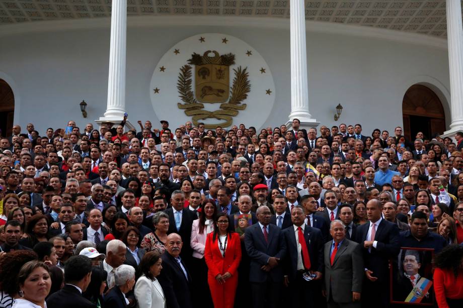 Membros da Assembleia Nacional Constituinte posam para foto em frente ao Palácio Legislativo Federal em Caracas - 04/08/2017