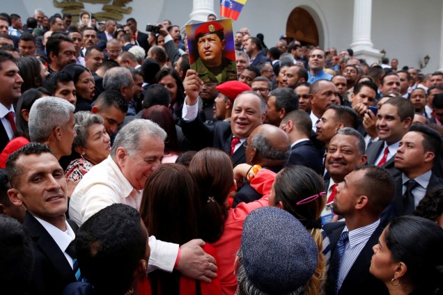 Diosdado Cabello, membro da Assembleia Nacional Constituinte, segura uma foto do ex-presidente da Venezuela, Hugo Chávez, durante a primeira sessão da assembleia no Palácio Legislativo Federal em Caracas - 04/08/2017