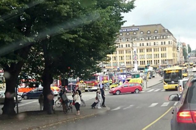 Imagem de celular da Praça do Mercado de Turku, onde várias pessoas foram esfaqueadas, na Finlândia - 18/08/2017