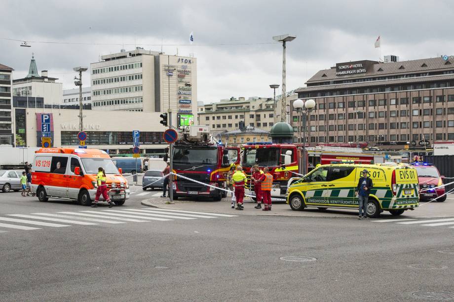 Policiais e socorristas trabalham na cena de um ataque com faca na cidade finlandesa de Turku - 18/08/2017