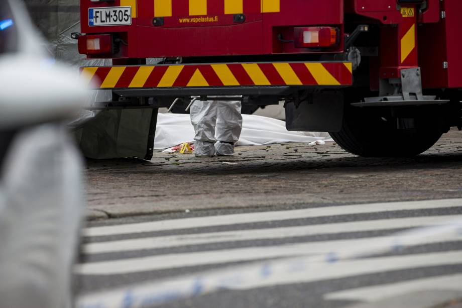 Equipes de resgate cobrem o corpo de uma vítima esfaqueada na Praça do Mercado de Turku, na Finlândia - 18/08/2017