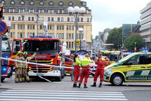 Policiais e socorristas trabalham na cena de um ataque com faca na cidade finlandesa de Turku - 18/08/2017