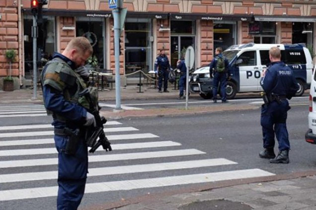 Policiais patrulham uma rua na cidade finlandesa de Turku, onde várias pessoas foram esfaqueadas - 18/06/2017