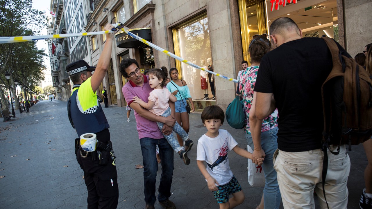 Policial ajuda na evacuação dos arredores da praça La Rambla, em Barcelona