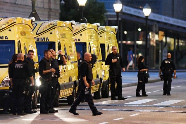 Paramédicos aguardam instruções para socorrer vítimas de ataque terrorista por atropelamento em Barcelona