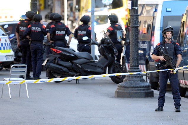 Policiais armados patrulham as ruas depois de uma van ter atropelado pedestres nos arredores da avenida Las Ramblas, no centro de Barcelona, na Espanha - 17/08/2017