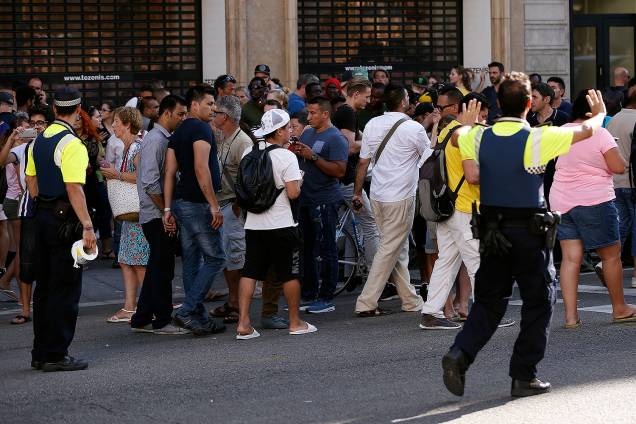 Van atropela pedestres e deixa feridos em ponto turístico de Barcelona - 17/08/2017
