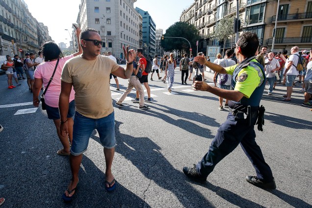 Van atropela pedestres e deixa feridos em ponto turístico de Barcelona - 17/08/2017