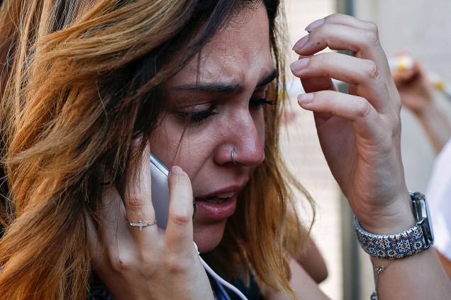 Mulher chora próximo do local de um atropelamento em La Rambla, Barcelona, na Espanha - 17/08/2017