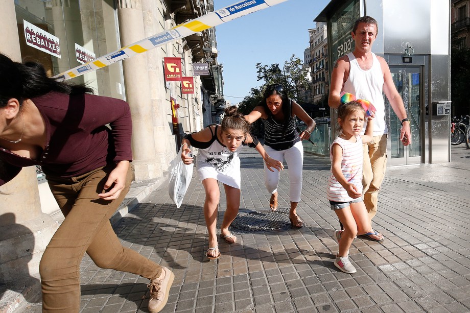 Pessoas fogem do local de um atropelamento na Rambla, em Barcelona, na Espanha - 17/08/2017