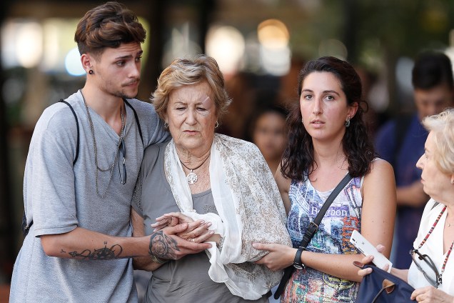 Pessoas caminham próximo do local de um atropelamento em La Rambla, Barcelona, na Espanha - 17/08/2017