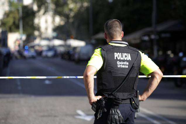 Policial catalão é fotografado em frente a uma rua fechada após o atropelamento em Las Rambles, Barcelona - 17/08/2017