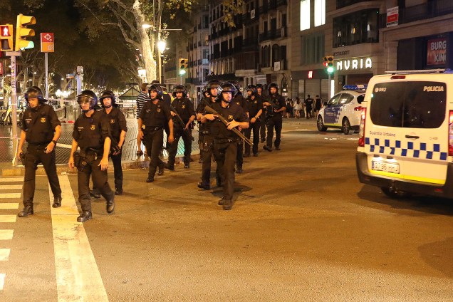 Policiais patrulham área em volta da praça de La Rambla, em Barcelona