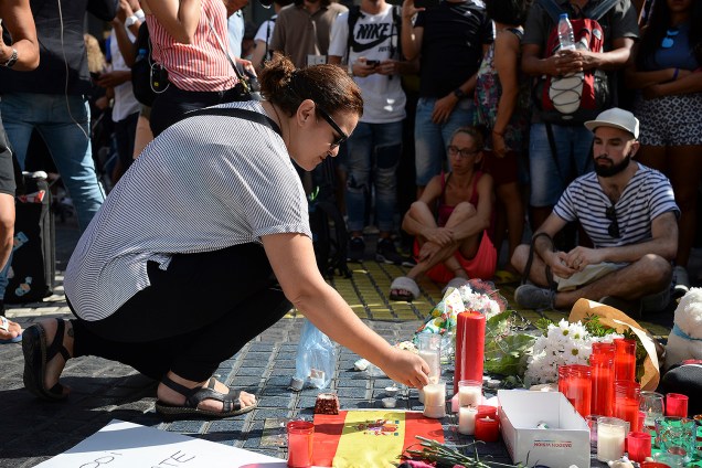Pessoas deixam flores, velas e cartazes para homenagear as vitimas do atropelamento terrorista em La Rambla, Barcelona, na Espanha - 18/08/2017