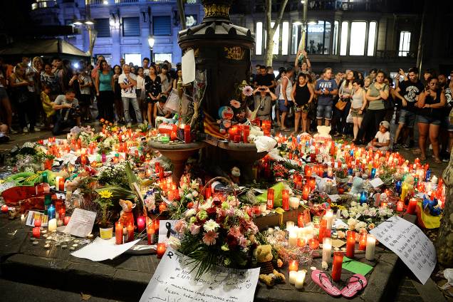 Pessoas deixam flores, velas e cartazes para homenagear as vitimas do atropelamento terrorista em La Rambla, Barcelona, na Espanha - 18/08/2017