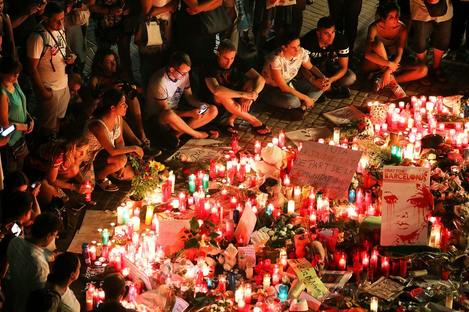 Pessoas deixam flores, velas e cartazes para homenagear as vitimas do atropelamento terrorista em La Rambla, Barcelona, na Espanha - 18/08/2017