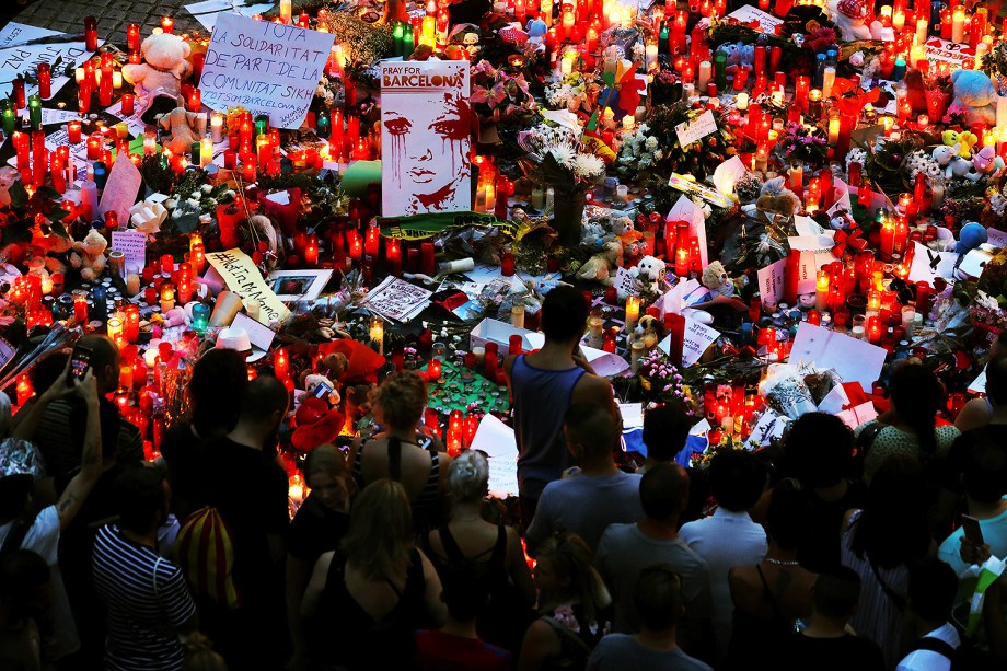 Pessoas deixam flores, velas e cartazes para homenagear as vitimas do atropelamento terrorista em La Rambla, Barcelona, na Espanha - 18/08/2017