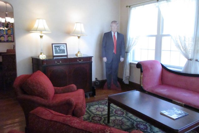 Casa onde o presidente dos Estados Unidos, Donald Trump passou a infância é colocada no Airbnb