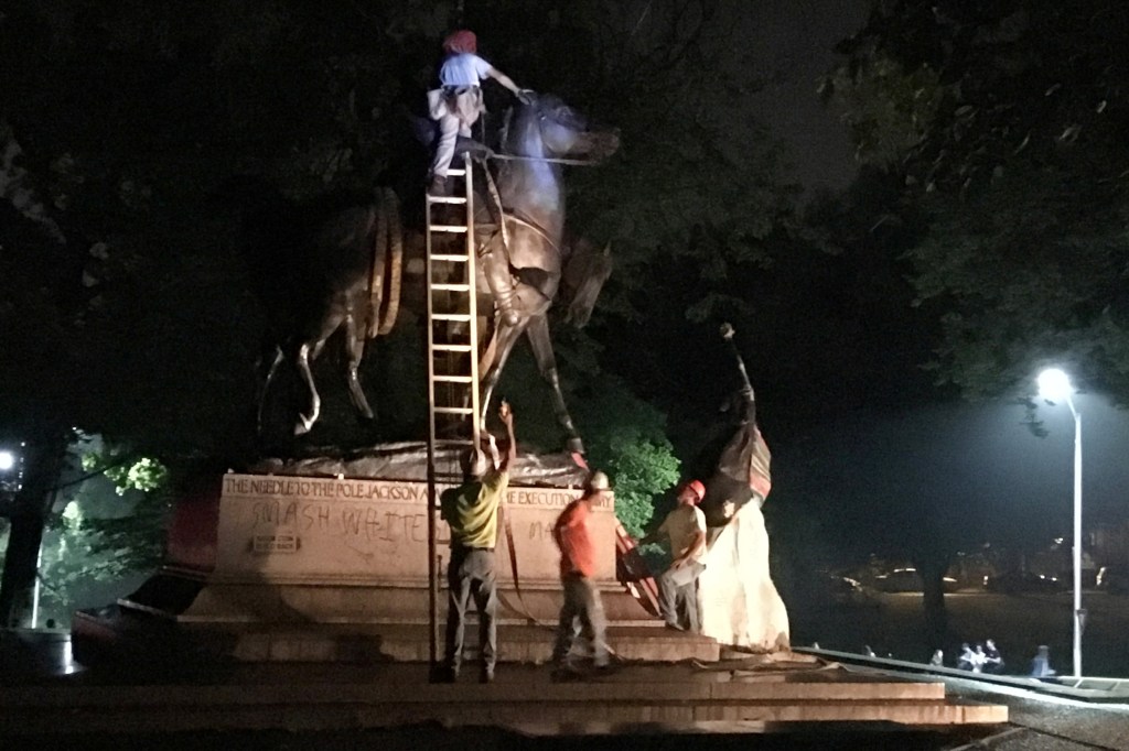 Monumento confederado é retirado em Baltimore