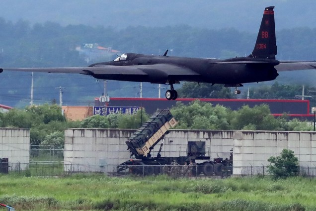 Um jato Dragon Lady U-2 da Força Aérea dos Estados Unidos participa de um exercício militar na Base Aérea de Osan em Pyeongtaek, na Coreia do Sul - 21/08/2017