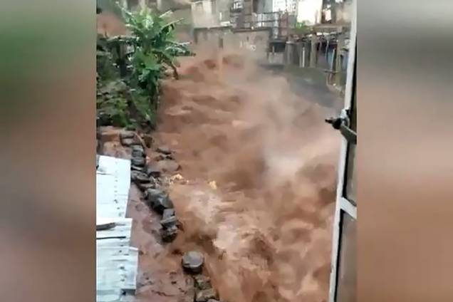 Ruas inundadas em Regent, nos arredores de Freetown capital de Serra Leoa. As inundações e deslizamentos de terra já deixaram centenas de mortos - 14/08/2017
