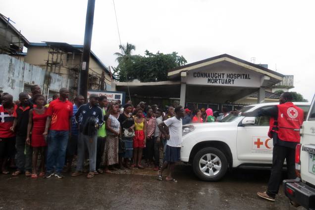 Dezenas de pessoas se reúnem em frente ao hospital Connaught em Freetown, Serra Leoa, após sequência de inundações e deslizamentos - 14/08/2017