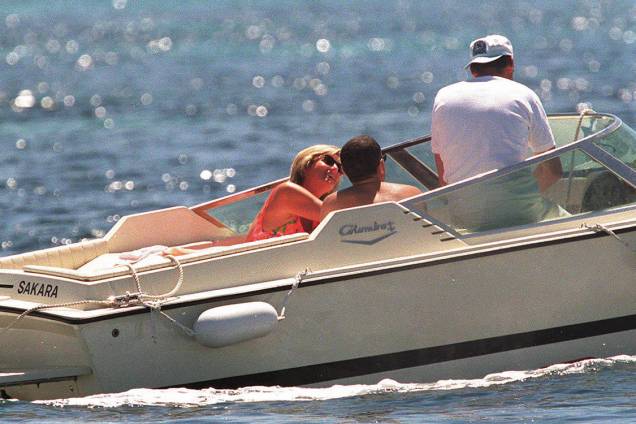 A princesa Diana ao lado do playboy egípcio Dodi Fayed, durante cruzeiro pelo Mediterrâneo em 1997