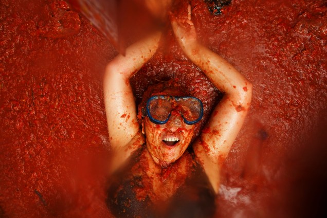 Uma mulher participa do festival anual da Tomatina, a maior guerra de tomates do mundo, que acontece em Buñol, na Espanha