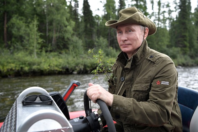 O presidente russo, Vladimir Putin, pilota um barco durante viagem de caça e pesca na República de Tyva