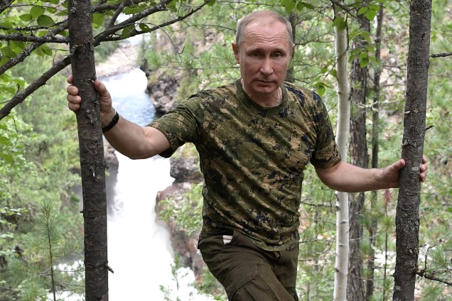 O presidente russo, Vladimir Putin, posa para foto com uniforme camuflado durante viagem de férias na República de Tyva