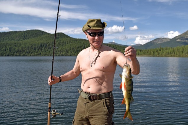 O presidente russo, Vladimir Putin, segura um peixe durante viagem de caça e pesca na República de Tyva
