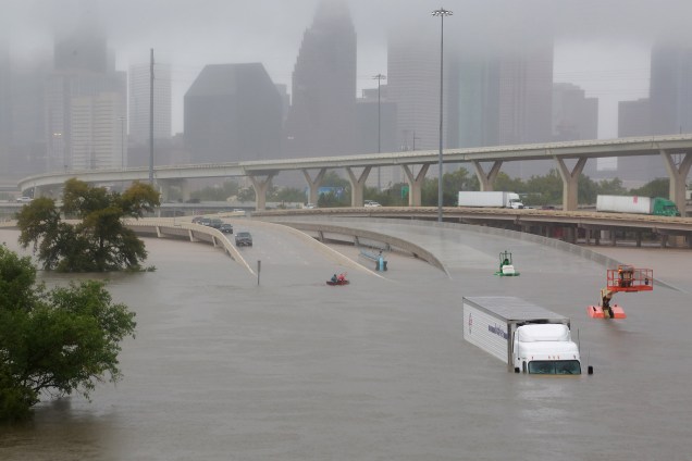 Rodovia interestadual 45 fica submersa em decorrência dos efeitos do furacão Harvey em Houston, no Texas - 27/08/2017