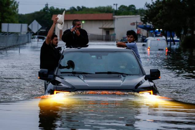 Moradores usam um caminhão para atravessar a inundação em Houston, no Texas - 27/08/2017