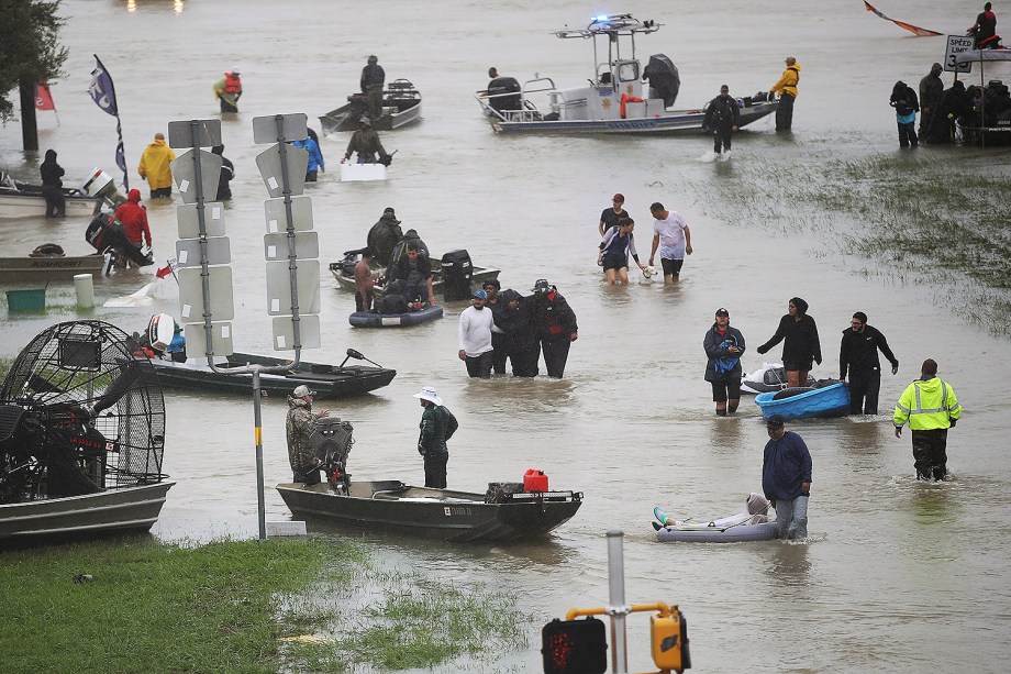 Moradores  deixam suas casas em decorrências das inundações provocadas pela passagem do furacão Harvey em Houston, no estado americano do Texas - 28/08/2017