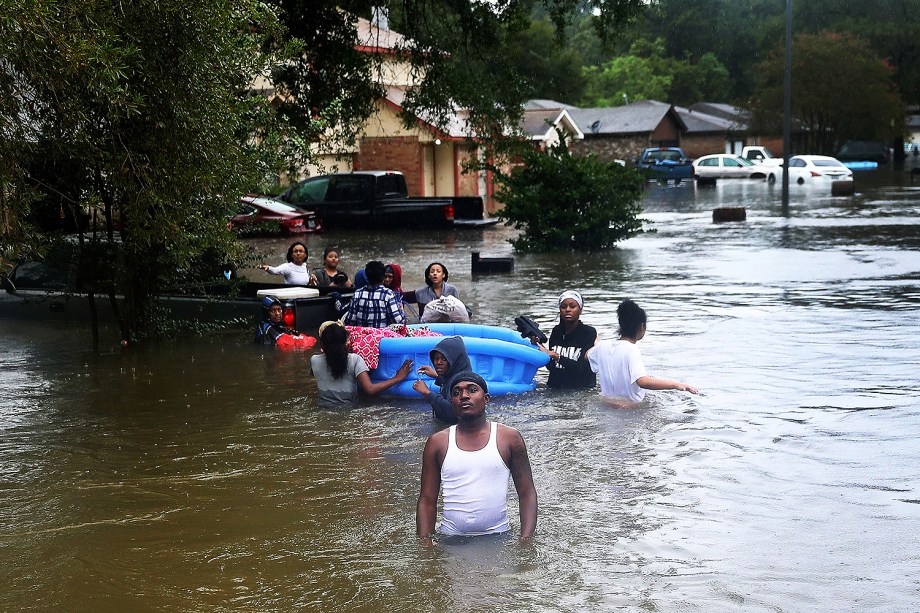 Moradores  deixam suas casas em decorrências das inundações provocadas pela passagem do furacão Harvey em Houston, no estado americano do Texas - 28/08/2017