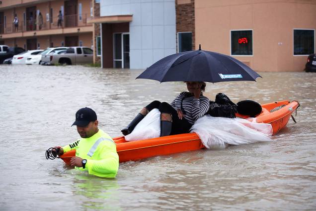 Moradores  deixam suas casas em decorrências das inundações provocadas pela passagem do furacão Harvey em Houston, no estado americano do Texas - 28/08/2017