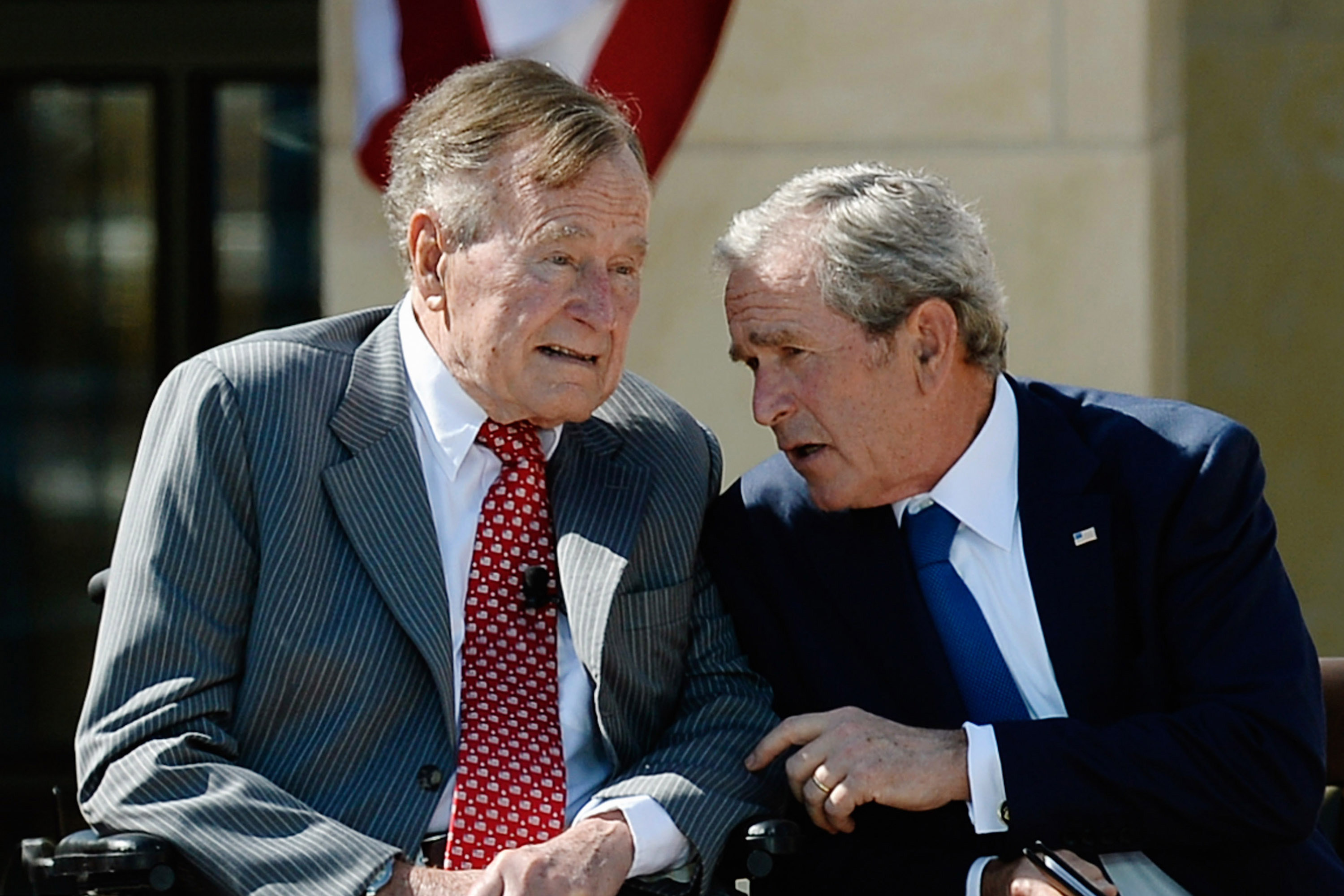 Bush ‘pai’ chama Trump de “fanfarrão” e diz que votou em Hillary VEJA