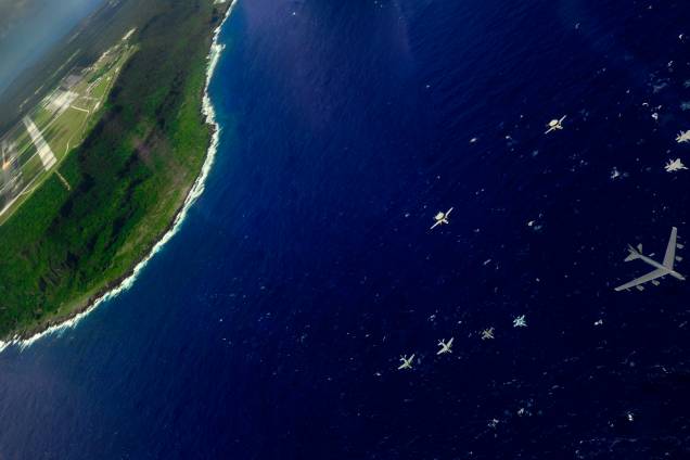Aviões da Força Aérea dos EUA e do Japão durante um exercício militar na base aérea de Anderse, na Ilha de Guam