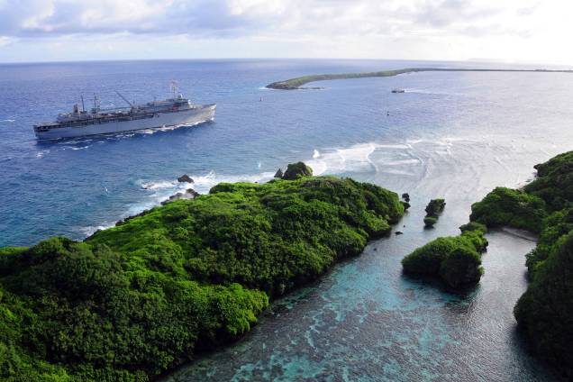 O navio USS Frank Cable passa pela Ilha de Guam
