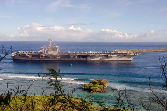 O navio americano USS Carl Vinson chega à Ilha de Guam